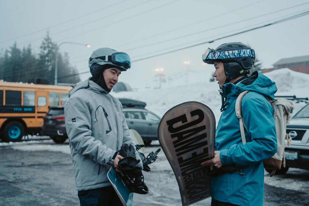<a href='http://eanmdt.dmuylp.com'>国外博彩app</a>的学生在斯诺夸尔米山口单板滑雪.
